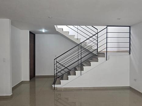 Penthouse de tres niveles con roof garden privado y acceso interior en Portales Oriente