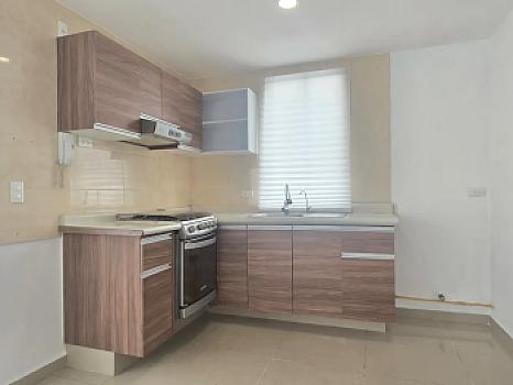 Penthouse de tres niveles con roof garden privado y acceso interior en Portales Oriente