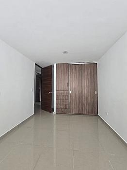 Penthouse de tres niveles con roof garden privado y acceso interior en Portales Oriente