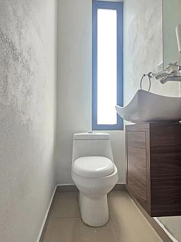 Penthouse de tres niveles con roof garden privado y acceso interior en Portales Oriente
