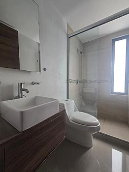 Penthouse de tres niveles con roof garden privado y acceso interior en Portales Oriente