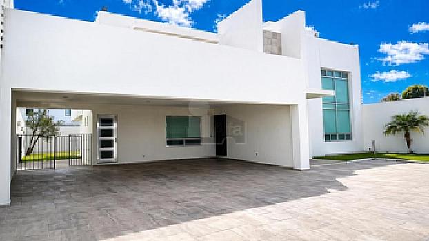 Casa en venta en Juriquilla con 6 recámaras, estacionamiento para 6 autos, Jacuzzi, etc.