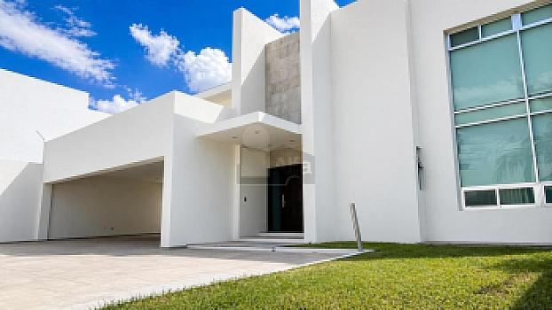 Casa en venta en Juriquilla con 6 recámaras, estacionamiento para 6 autos, Jacuzzi, etc.
