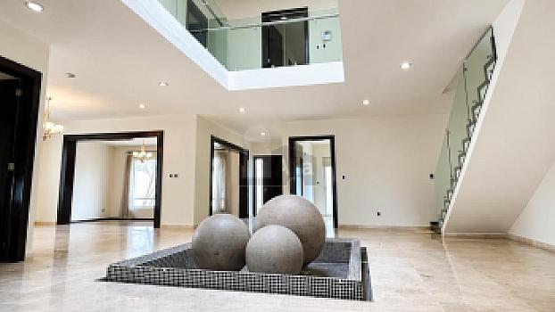 Casa en venta en Juriquilla con 6 recámaras, estacionamiento para 6 autos, Jacuzzi, etc.