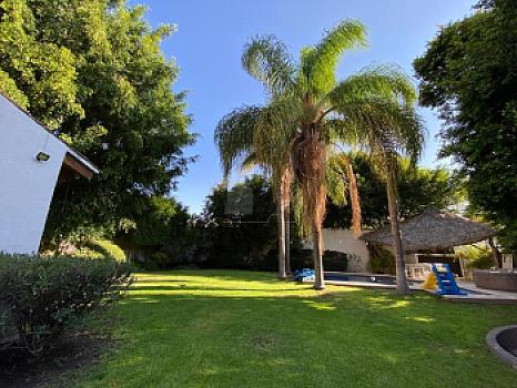 Residencia estilo mediterraneo sobre paseo Jurica con amplio jardín y alberca