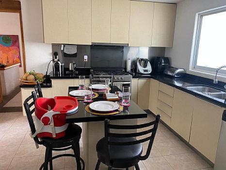 Residencia estilo mediterraneo sobre paseo Jurica con amplio jardín y alberca
