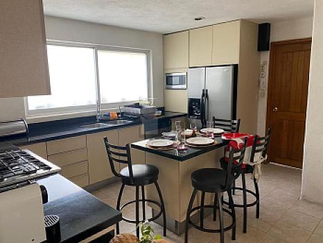 Residencia estilo mediterraneo sobre paseo Jurica con amplio jardín y alberca