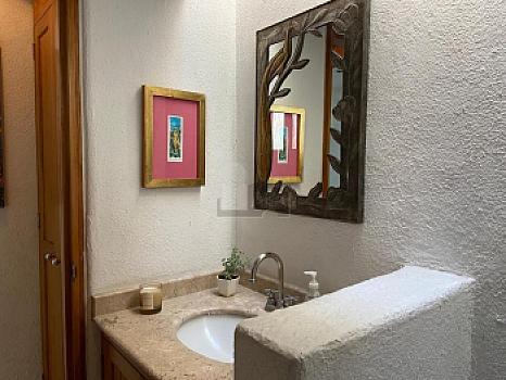 Residencia estilo mediterraneo sobre paseo Jurica con amplio jardín y alberca