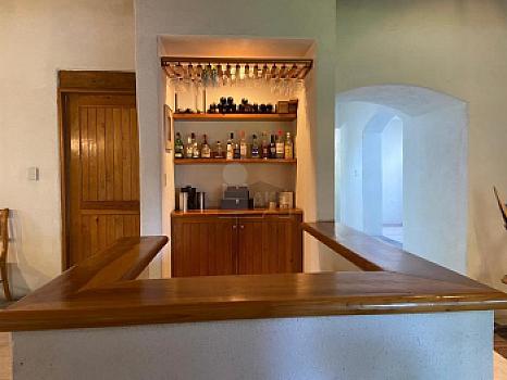 Residencia estilo mediterraneo sobre paseo Jurica con amplio jardín y alberca