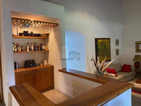 Residencia estilo mediterraneo sobre paseo Jurica con amplio jardín y alberca