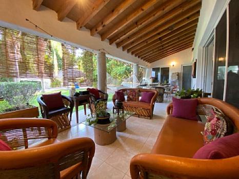 Residencia estilo mediterraneo sobre paseo Jurica con amplio jardín y alberca