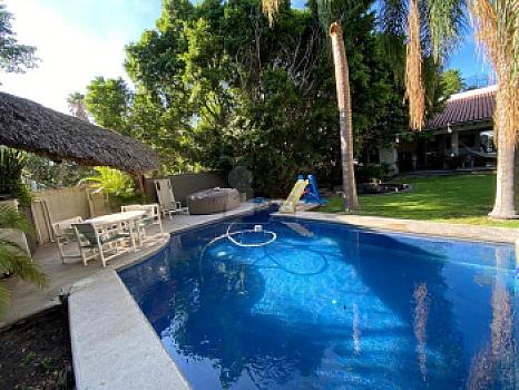 Residencia estilo mediterraneo sobre paseo Jurica con amplio jardín y alberca