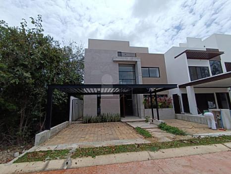 House for sale Residencial Vía Cumbres, Cancun with 4 bedrooms and 4 full bathrooms, maid's quarters