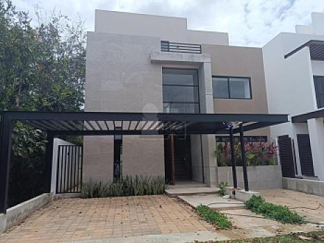 House for sale Residencial Vía Cumbres, Cancun with 4 bedrooms and 4 full bathrooms, maid's quarters