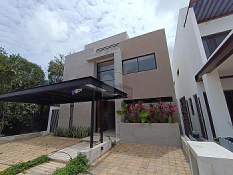 House for sale Residencial Vía Cumbres, Cancun with 4 bedrooms and 4 full bathrooms, maid's quarters