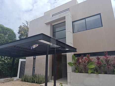 House for sale Residencial Vía Cumbres, Cancun with 4 bedrooms and 4 full bathrooms, maid's quarters