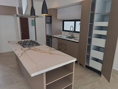 House for sale Residencial Vía Cumbres, Cancun with 4 bedrooms and 4 full bathrooms, maid's quarters