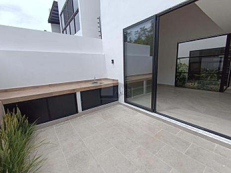 House for sale Residencial Vía Cumbres, Cancun with 4 bedrooms and 4 full bathrooms, maid's quarters
