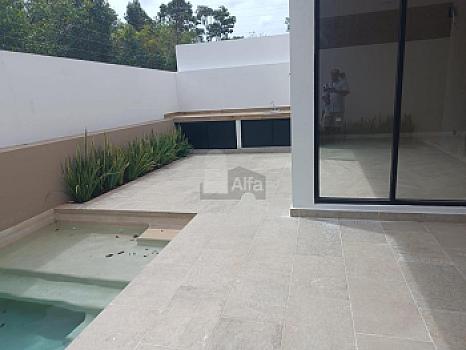 House for sale Residencial Vía Cumbres, Cancun with 4 bedrooms and 4 full bathrooms, maid's quarters