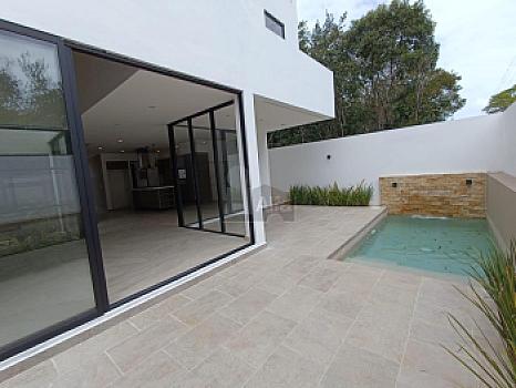 House for sale Residencial Vía Cumbres, Cancun with 4 bedrooms and 4 full bathrooms, maid's quarters