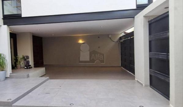 Casa en venta en Gran Jardín | 4 recámaras con baño y jardín