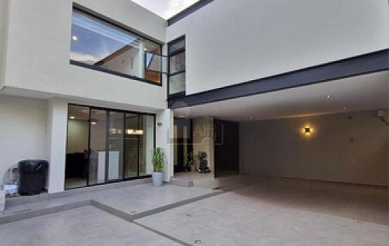 Casa en venta en Gran Jardín | 4 recámaras con baño y jardín