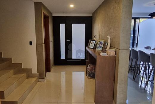 Casa en venta en Gran Jardín | 4 recámaras con baño y jardín