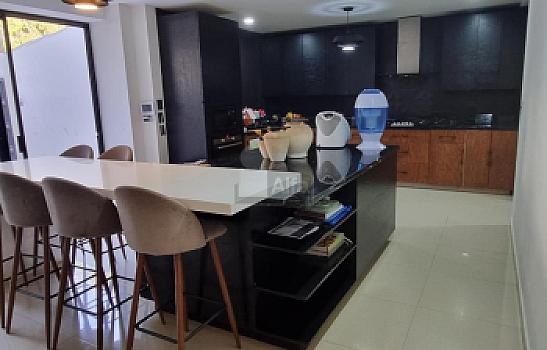 Casa en venta en Gran Jardín | 4 recámaras con baño y jardín