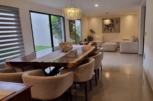 Casa en venta en Gran Jardín | 4 recámaras con baño y jardín