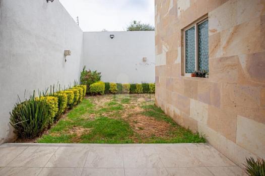 Casa en venta en Sierra Nogal | 3 recámaras con baño, jardín y terraza