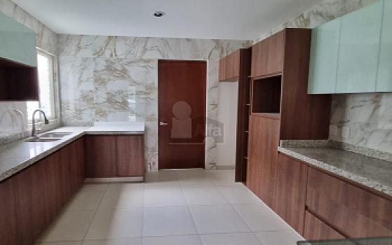 Casa en venta en Sierra Nogal | 3 recámaras con baño, jardín y terraza
