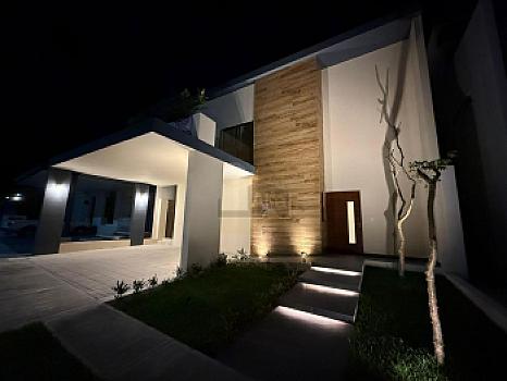 House for Sale 4 beds, 4.5 baths, Via Cumbres, Cancun Quintana Roo