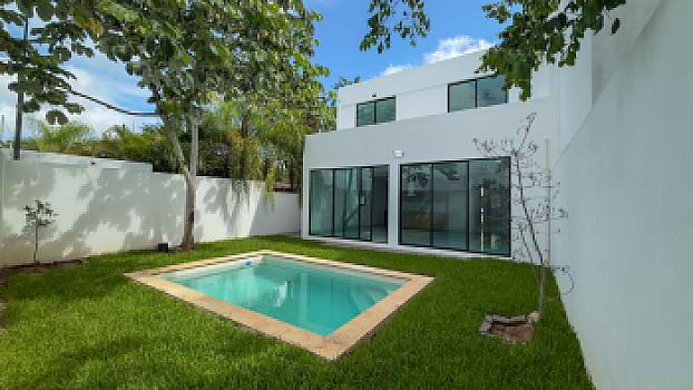 Casa Nueva en Venta en Parque Central Cholul | 3 Hab. + Estudio