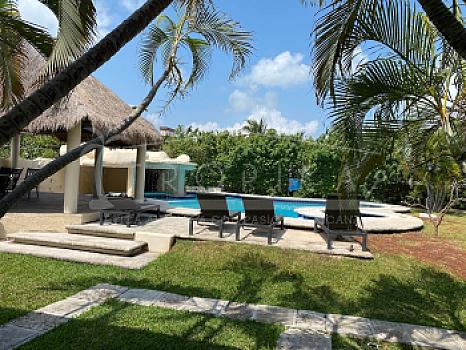 CASI BEACHFRONT Casa en Residencial a 500 metros de la playa