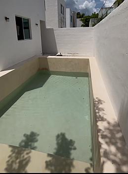 EN RENTA CASA EN PRIVADA DE ALTABRISA CON ALBERCA SIN MUEBLES O AMUEBLADA 3 RECÁMARAS 2.5 BAÑOS