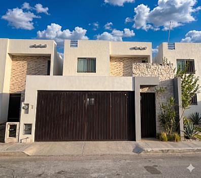 EN VENTA CASA EN LAS AMÉRICAS! MÉRIDA🏡✨ 2 NIVELES Y ALBERCA +GARAGE TECHADO