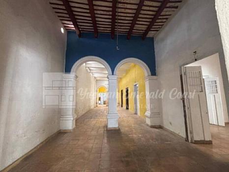 Fantástica casa colonial para restaurar a unos pasos de Paseo Montejo