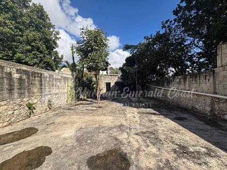 Fantástica casa colonial para restaurar a unos pasos de Paseo Montejo