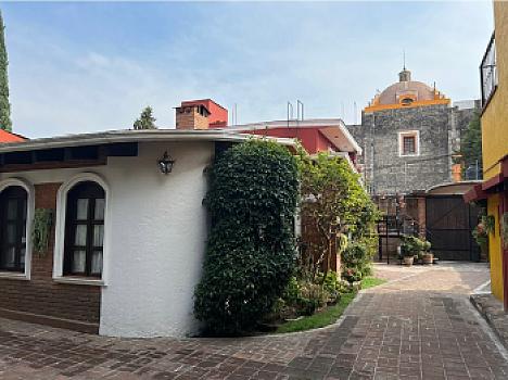 Casa de los Ángeles with garden
