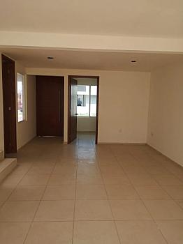 CASA EN VENTA, A 15 MIN DE GALERIAS METEPEC. UBICADA EN RESIDENCIAL QUINTO SOL.