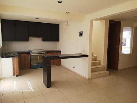 CASA EN VENTA, A 15 MIN DE GALERIAS METEPEC. UBICADA EN RESIDENCIAL QUINTO SOL.