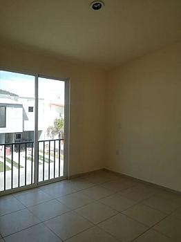 CASA EN VENTA, A 15 MIN DE GALERIAS METEPEC. UBICADA EN RESIDENCIAL QUINTO SOL.