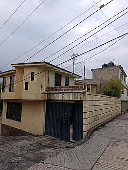 Casa con amplios espacios e iluminados espacios interiores