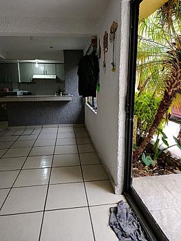 Casa con amplios espacios e iluminados espacios interiores