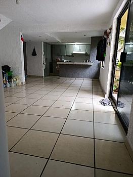 Casa con amplios espacios e iluminados espacios interiores