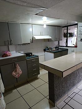 Casa con amplios espacios e iluminados espacios interiores
