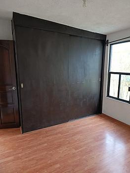 Casa con amplios espacios e iluminados espacios interiores