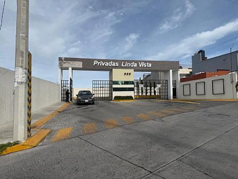 Casa dentro de fraccionamiento privado con 4 recámaras
