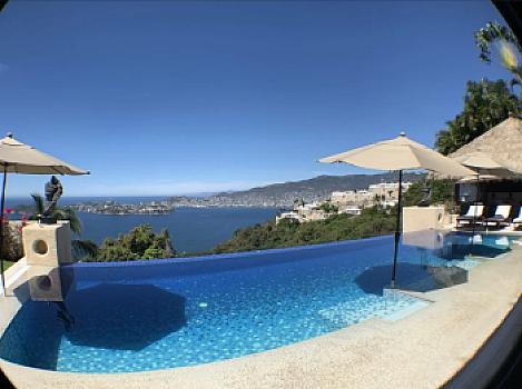 Casa de 5 recamaras con jardín, Alberca super vista enlas Brisas
