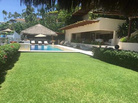 Casa de 5 recamaras con jardín, Alberca super vista enlas Brisas